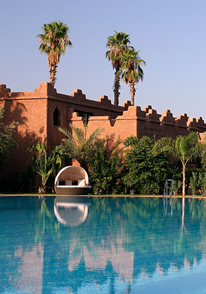 Les Ksars du Es Saadi Marrakech Resort avec accès direct à la piscine chauffée du palace.