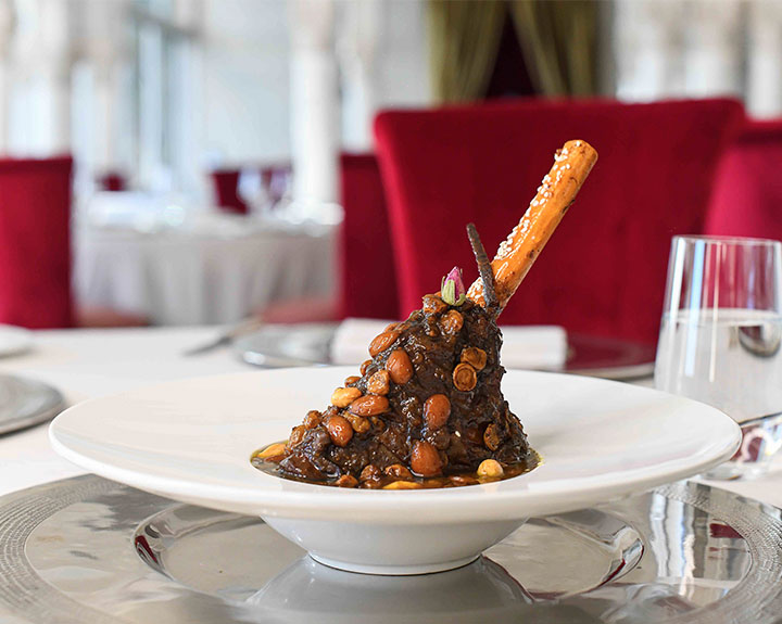 Agneau rôti à la Cour des Lions, restaurant gourmet Marrakech.